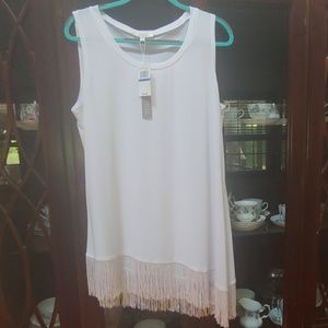 Sleeveless asymetrical fringed white blouse.